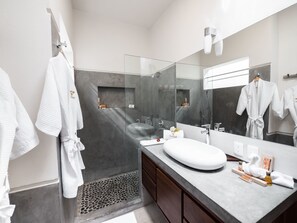 Luxury-Villa, 3 Schlafzimmer, eigener Pool, Poolseite | Badezimmer | Dusche, Regendusche, kostenlose Toilettenartikel, Handtücher
