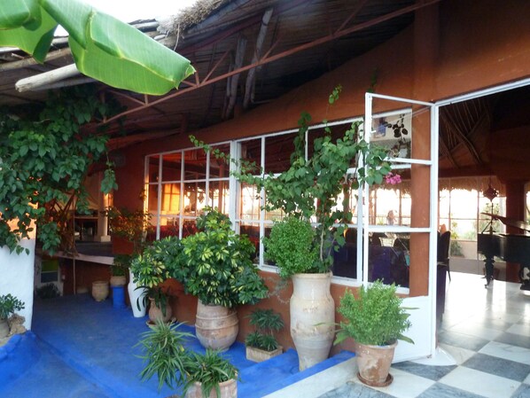 Mặt tiền nơi lưu trú - ban đêm