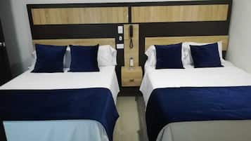 Quarto quádruplo clássico, 2 camas de casal, para não fumantes | Ferros/tábuas de passar roupa, Wi-Fi de cortesia, roupa de cama