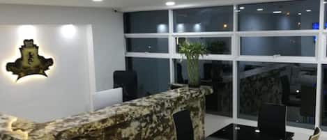 Coin salon dans le hall