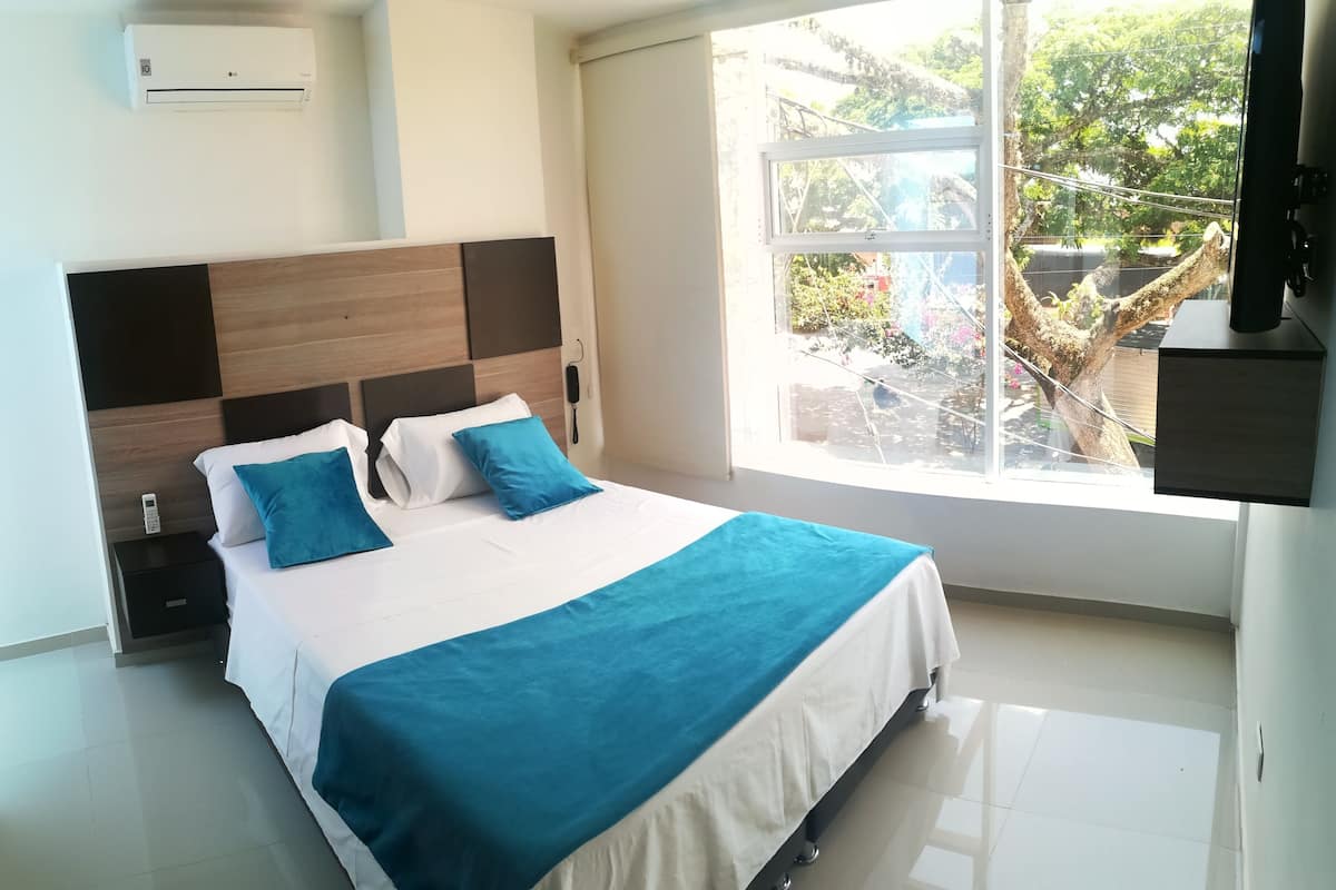 Tabla de planchar con plancha, wifi gratis y ropa de cama