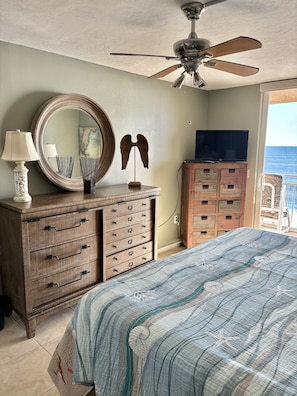 2 bedrooms, iron/ironing board, WiFi, bed sheets - Book your vacation in this beautiful unit! New livingrm and prem. King mattress (Indian Harbour Beach)