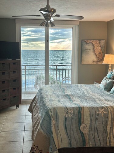 Book your vacation in this beautiful unit! New livingrm and prem. King mattress