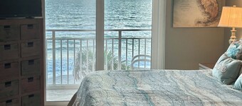 Book your vacation in this beautiful unit! New livingrm and prem. King mattress