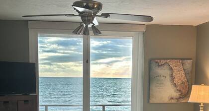Book your vacation in this beautiful unit! New livingrm and prem. King mattress