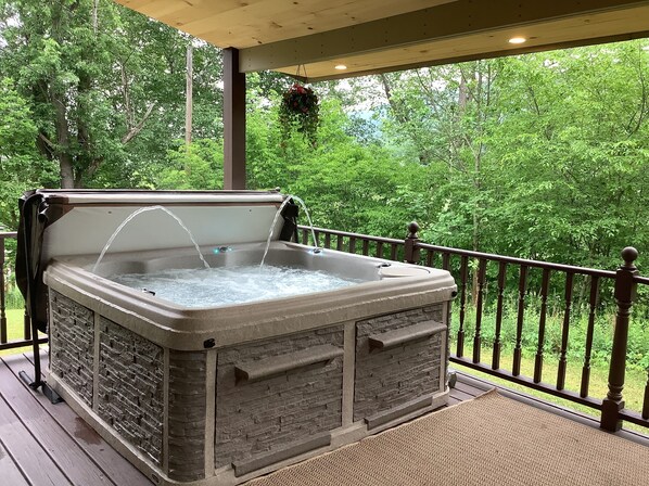 Outdoor spa tub - Red Fox Townhouse miniature golf & spa hot tub, corn hole, fire pit & BBQ grill (Windham)