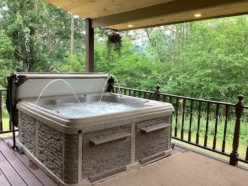 Red Fox Townhouse miniature golf & spa hot tub, corn hole, fire pit & BBQ grill
