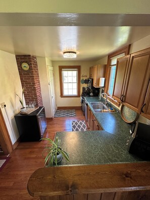 Jääkaappi, mikroaaltouuni, uuni, liesi