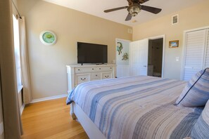 2 bedrooms, iron/ironing board, WiFi, bed sheets - *New Listing* Luxury Courtyard Condo! Walk to Beach/Restaurants/Shops. Free WiFi (New Smyrna Beach)