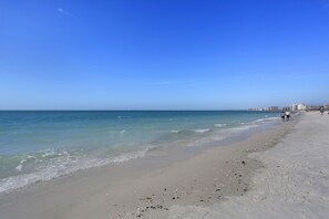 Am Strand, Liegestühle, Strandtücher