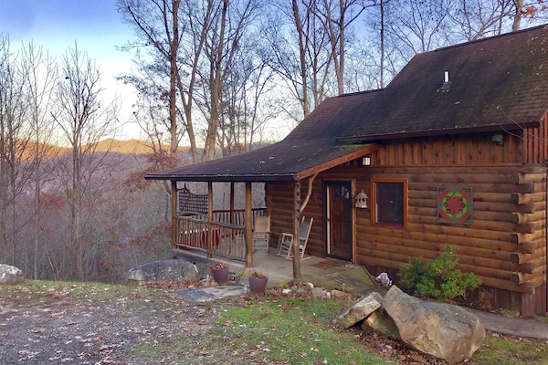 Mountaintop cabin in town. WiFi/Hot Tub/Fireplace/Satellite TV/Fire pit patio