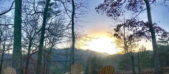 Mountaintop View 1.5 miles from downtown. Hot Tub, WiFi, Fireplace