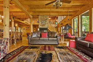 Een smart-tv, een open haard, videogames en een dvd-speler