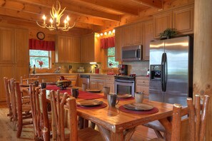 Fridge, microwave, oven, stovetop - PRIVATE AND SPACIOUS LODGE: Hot Tub, Pool Table, Swing set, Fire Pit, Arcade (Sevierville)