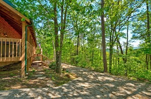 Property grounds - PRIVATE AND SPACIOUS LODGE: Hot Tub, Pool Table, Swing set, Fire Pit, Arcade (Sevierville)
