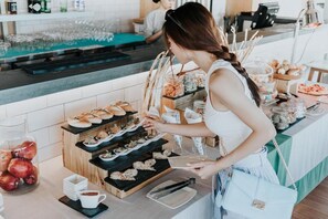 Dining - Beach Front and Sea View Luxury Suite with Pool (Da Nang)