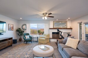 Una Smart TV, una chimenea, libros, un reproductor estéreo