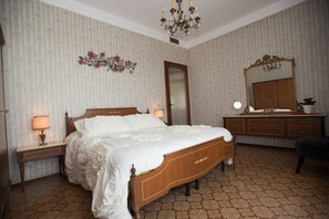 3 bedrooms, desk, soundproofing, iron/ironing board