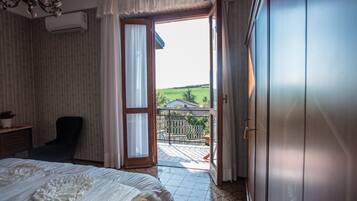 3 camere, una scrivania, insonorizzazione, ferro/asse da stiro