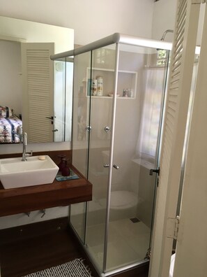 Combined shower/bathtub, jetted bath, towels, soap