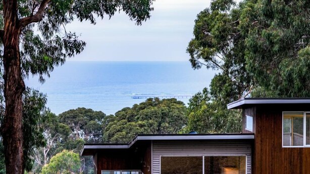 A modern house with a deck overlooking a forest and the ocean. - Golfview Lorne - For all seasons (Lorne)