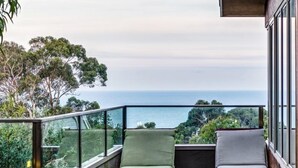 A balcony with two chairs and a view of the ocean. - Golfview Lorne - For all seasons (Lorne)