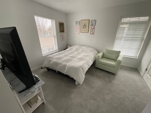 3 bedrooms, desk, iron/ironing board, free WiFi -  YOUR FAMILY FRIENDLY  HOME IN CLEVELAND  (Cleveland)