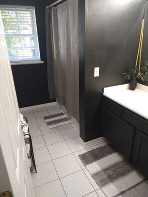 Free toiletries, hair dryer, towels, soap -  YOUR FAMILY FRIENDLY  HOME IN CLEVELAND  (Cleveland)