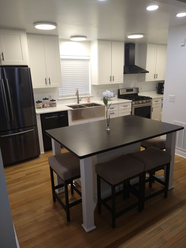Fridge, microwave, oven, stovetop -  YOUR FAMILY FRIENDLY  HOME IN CLEVELAND  (Cleveland)