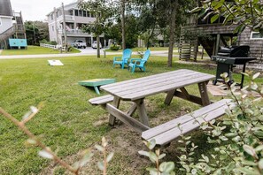 Outdoor dining - ★Booking 2026★1 Block to Dowdy Park★Oceanside by Tortuga's Lie★Guarded Beach (Nags Head)