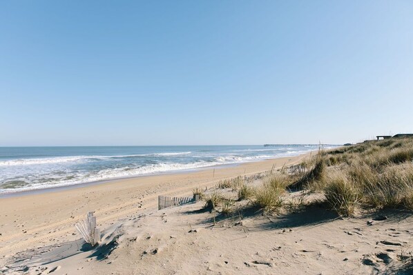 Beach nearby, sun loungers - ★ ★ ★ ★ ★"Extremely clean + such a great location.” ★ ★ ★ ★ ★ (Nags Head)