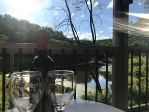 Property grounds - Luxurious Cabin Retreat near Oglebay Park (Triadelphia)