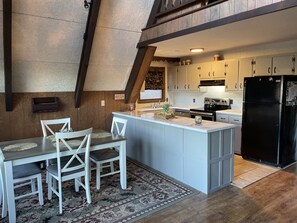 Dining - Unforgettable dreams at Beech Mountain Cabin (Beech Mountain)