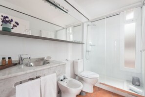 Secador de pelo y papel higiénico