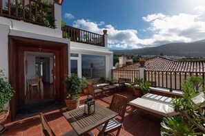 Outdoor dining - Private sun terraces with ocean/volcano views [I] (Icod de los Vinos)