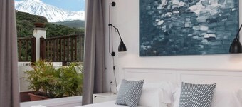Private sun terraces with ocean/volcano views [I]