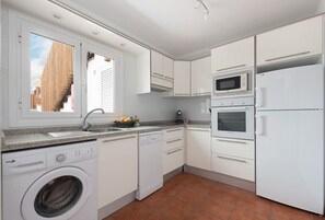 Frigorífic, microones, forn i placa de cuina 