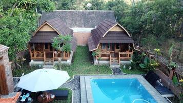 Kolam renang outdoor, dengan kursi berjemur