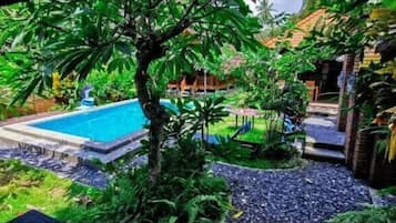 Outdoor pool, pool loungers