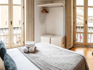 1 dormitorio, tabla de planchar con plancha, Internet y ropa de cama