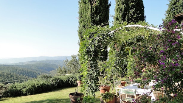 Une terrasse de jardin avec vue sur la campagne.