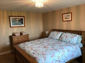 1 多间卧室、熨斗/熨衣板、WiFi、床单