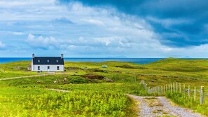 Exterior - KETTLE COTTAGE - Pet friendly, cosy Hebridean Cottage on North Uist  (Isle of North Uist, Outer Hebrides)