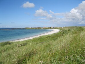 Beach nearby - KETTLE COTTAGE - Pet friendly, cosy Hebridean Cottage on North Uist  (Isle of North Uist, Outer Hebrides)