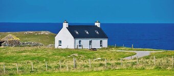 Chalet confortable des Hébrides surplombant l'Atlantique sur la côte ouest de North Uist