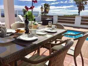 Outdoor dining - Modern villa on the golf course with stunning views, Wifi and heated pool (Antigua, Las Palmas)