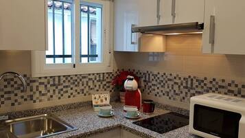 Réfrigérateur, micro-ondes, four, plaque de cuisson