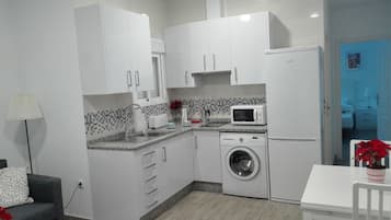 Een koelkast, een magnetron, een oven, een kookplaat