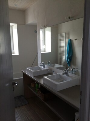 Baignoire, sèche-cheveux