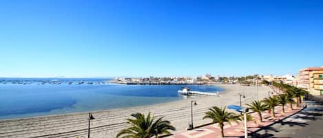 Una spiaggia nelle vicinanze
